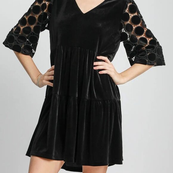SIZE MEDIUM 3 TIER BLACK VELVET V-NECK LACE AND VELVET 3/4 SLEEVE DRESS - Picture 4 of 5